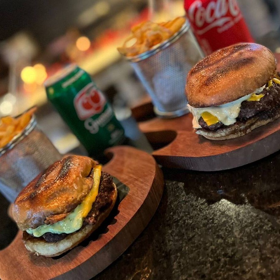 Ômicron: Pão de Brioche, Burguer de 120g angus certificado, molho pandemia, queijo cheddar fatiado, picles da casa  Delta: Pão de Brioche, Burguer de 120g angus certificado, maionese verde, queijo cheddar fatiado.  + 2 batatas Fritas pequenas + 2 coca cola lata