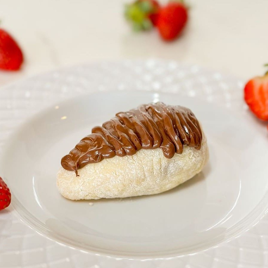 Desfrute da nossa irresistível 'Coxinha de Ninho com Nutella', uma especialidade da categoria 'Paixão por Coxinhas!'. Este delicioso petisco combina a doçura suave do tradicional brigadeiro de Ninho, enriquecido com pedaços sumptuosos de morango fresco, com a indulgência rica e cremosa da Nutella. Cada mordida é uma explosão de sabor que derrete na boca e deixa você ansiando por mais. Uma verdadeira delícia para os amantes de coxinhas e uma tentação impossível de resistir!    --------------- Com base do nosso Bendito Brownie recheada com brigadeiro cremoso de Ninho e finalizada com granulado em flocos e Kinder Bueno!  ----------------- bolo ,  tortanopote ,  morango , cenoura , chocolate ,  taxagratis ,  promoção , doce , sobremesa ,  bolocaseiro ,  delivery ,  confeitaria , cafeteria , mousse , brigafeiro , doce , brownie , churros , copo da felicidade , brigadeiro , entregarapida , combo , doceria ,  gostoso , fatiabrownie , kinderbueno
