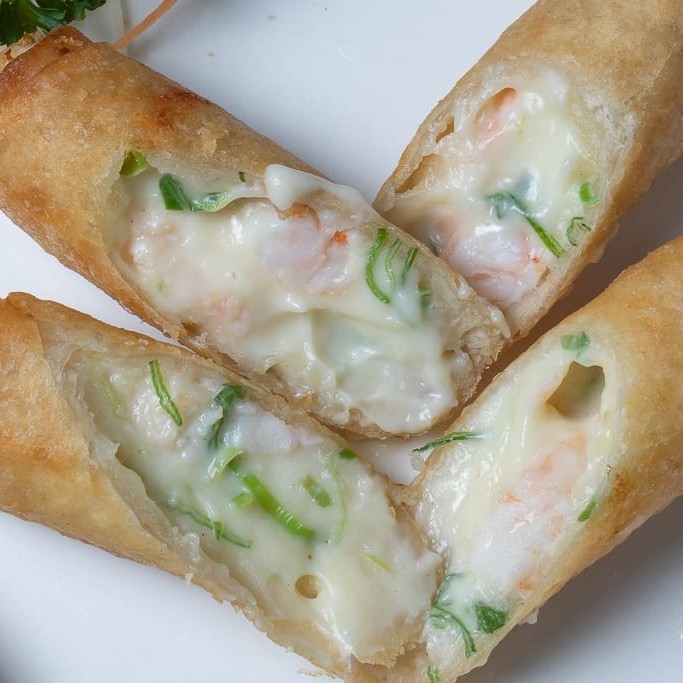 Massa fina recheada com camarão e Catupiry  (acompanha 1 molho agridoce)