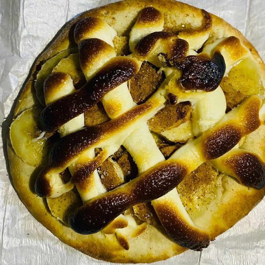 Massa artesanal, essência de baunilha, banana em rodelas, canela em pó, finalizada com chocolate branco de qualidade. Assada no forno, com massa e recheio suculentos, leve crosta crocante em cima de chocolate branco.