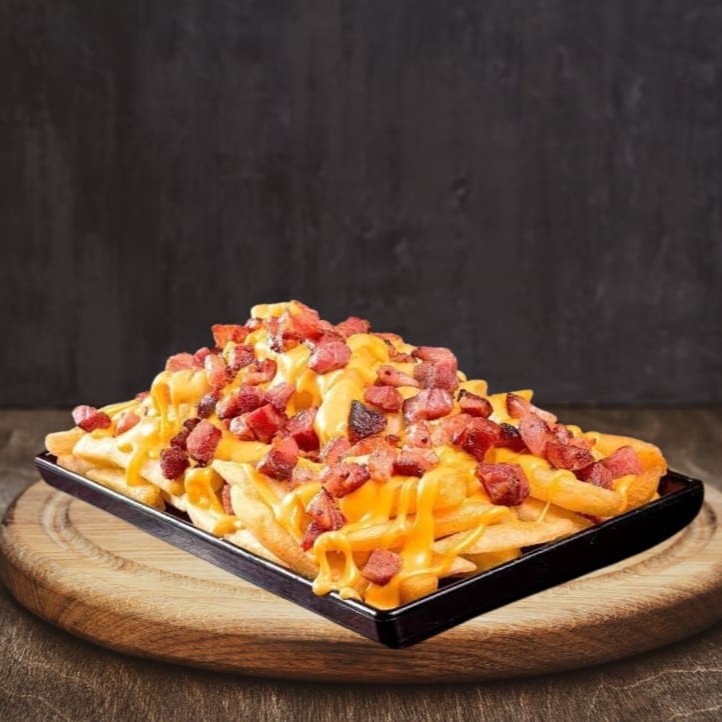 Batata frita na hora crocante por fora e suculante por dentro, com cheddar melt e bacon, para aquela reunião de família ou resenha com os amigos!  *400g - peso in natura, foto ilustrativa.  #angus #burguer #burger #cheddar #bacon # #cocacola