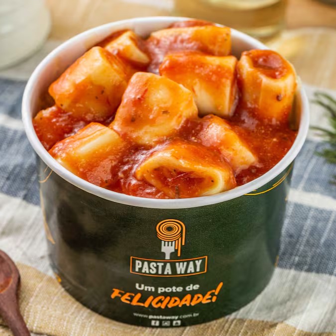 Canelone recheado com presunto e queijo, envolvido em um delicioso molho sugo, proporcionando uma refeição leve e saborosa que nunca sai de moda.

**fotos meramente ilustrativas - devido ao acondicionamento em embalagem e transporte o produto poderá não ter a mesma aparência da foto.