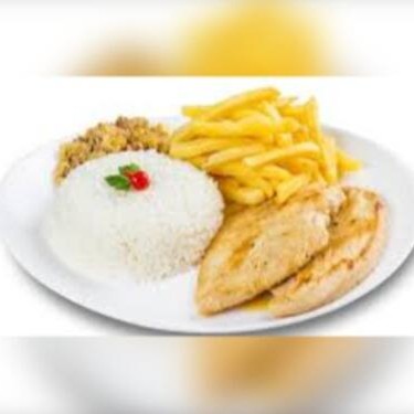 Nossa versão do clássico 'Frango Grelhado com Fritas' é um deleite para o paladar. O frango, cuidadosamente selecionado, é grelhado à perfeição, adquirindo um sabor marcante e uma textura deliciosamente crocante. Acompanhando o frango, temos uma generosa porção de fritas, douradas e crocantes, que são irresistíveis. E não para por aí, a refeição também inclui arroz soltinho e fresco, feijão caseiro, e farofa temperada, que complementam incrivelmente bem o prato. Tudo isso faz parte do nosso Cardápio Promocional, onde unimos qualidade e preços acessíveis.