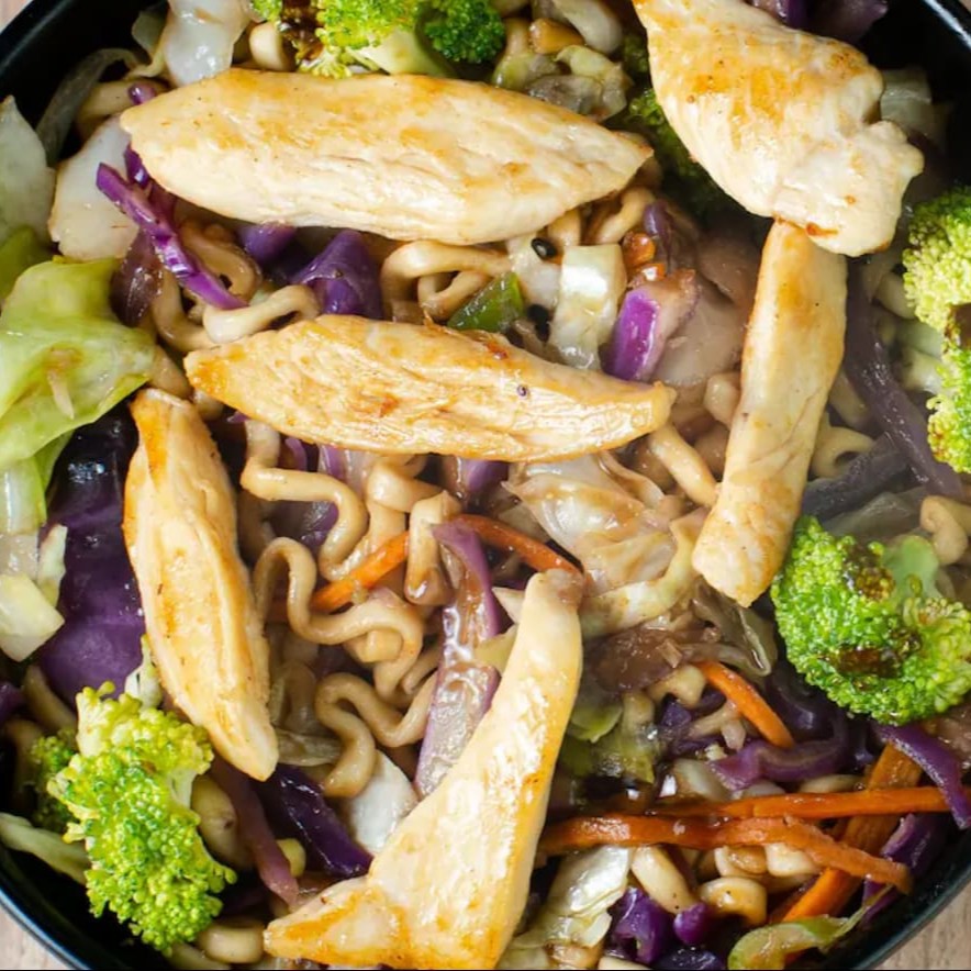 O nosso Yakisoba de Frango Junior é o prato perfeito para uma pessoa que busca uma experiência culinária única. Cuidadosamente preparado com macarrão oriental de alta qualidade, cenoura, brócolis, repolho e frango finalizados com o molho especial. Esse sabor vai te levar ao Japão!