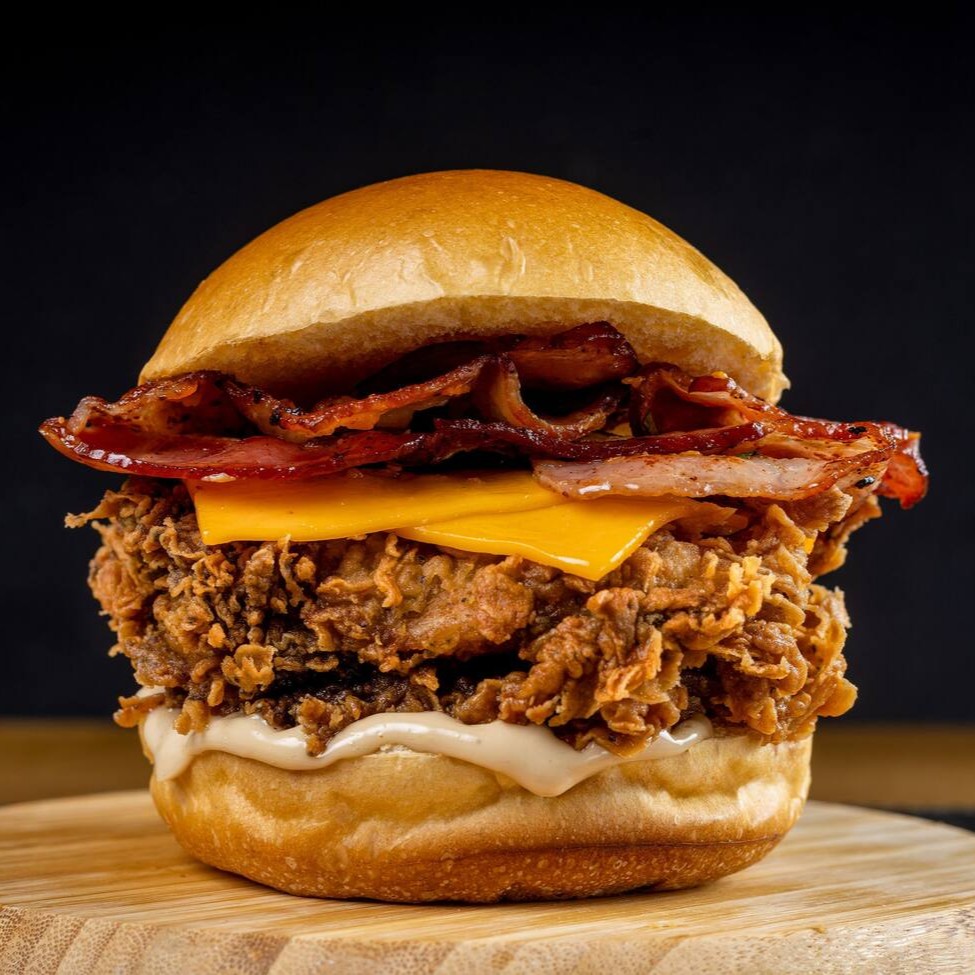 Filé de sobrecoxa crispy (ou 2 filezinhos de peito), queijo cheddar, molho grill e bacon crocante em tiras, tudo no pão de brioche macio. Uma combinação irresistível que une crocância e sabor na medida certa!