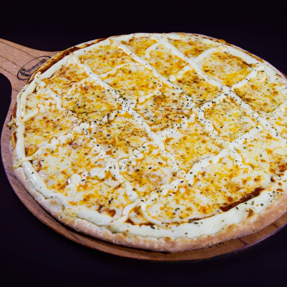 Outra queridinha da Rapi10! 08 fatias daquela deliciosa massa fina que todos já conhecem, molho de tomate, Muçarela e requeijão, com uma pitada de orégano .Top 3 do Ranking.