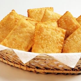 Porção com 10 mini pasteis variados de sabores carne, frango e queijo.