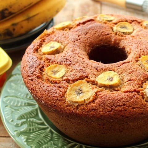 Feito com  banana, ideal para o lanche da tarde. Nossos bolos artesanais têm 17 cm de diâmetro, com pequenas variações possíveis.