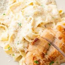 Frango grelhado com massa a sua escolha acompanhada de molho branco.