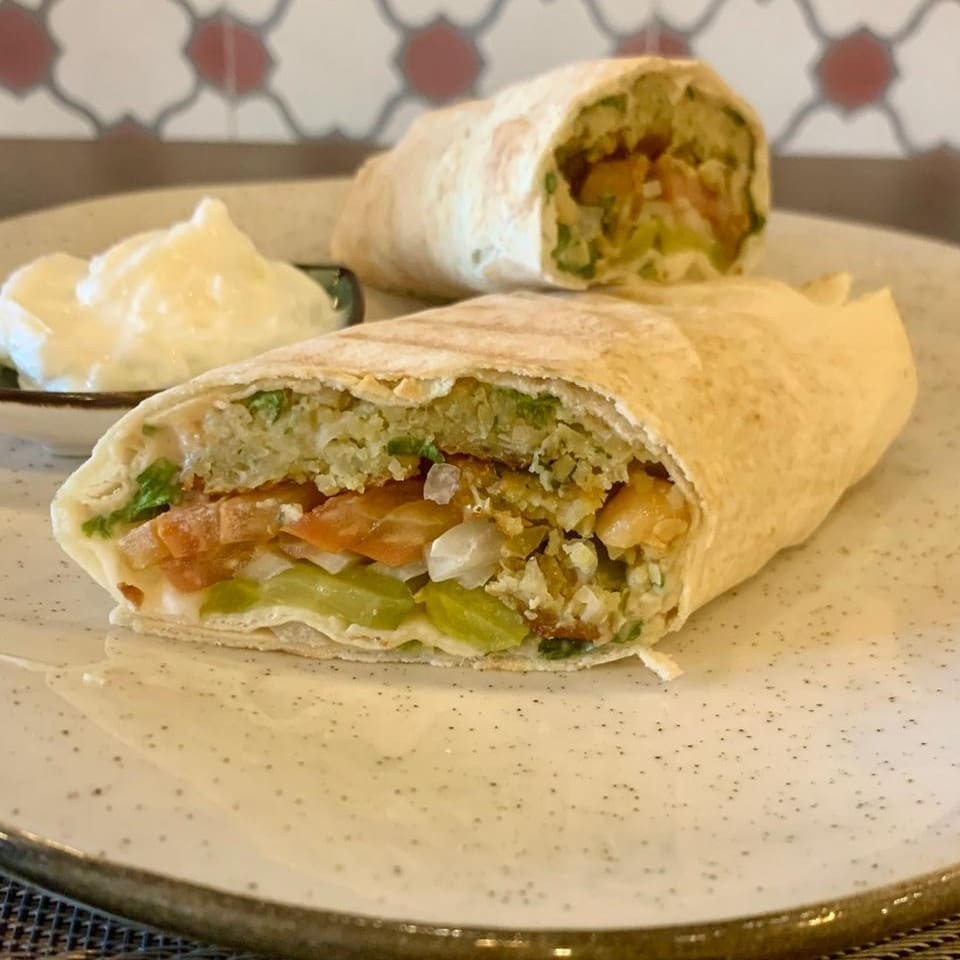 Alface, tomate, cebola, picles e molho taratur ou Hommus Tahine