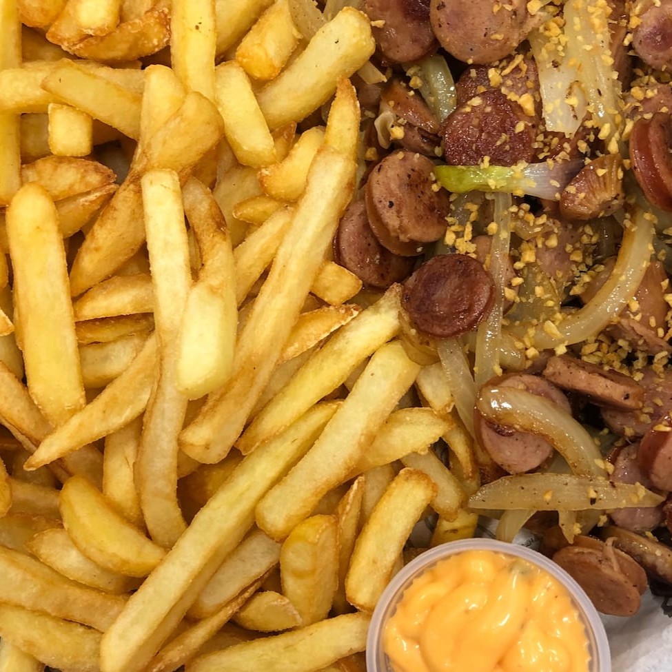 Linguiça frita acebolada  batata frita H2