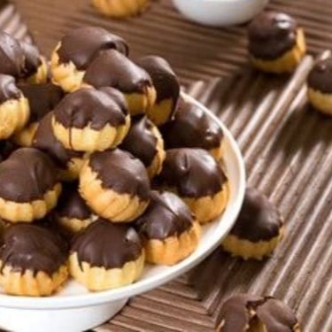 6 unidades de deliciosas Carolinas nos sabores doce de leite e chocolate.