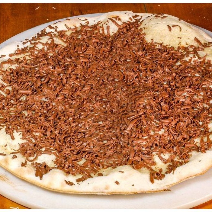 Massa fininha, chocolate derretido e ralado(35cm)
