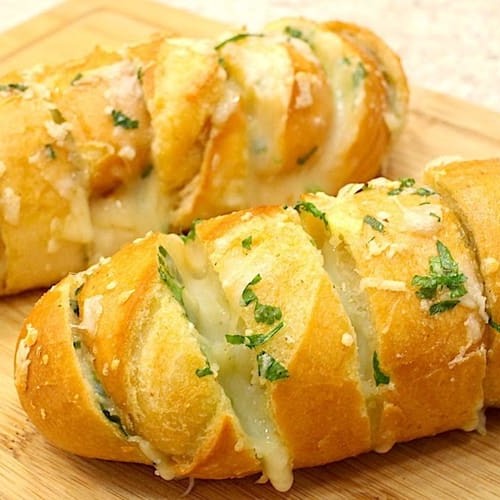 - pão francês recheado c/ creme de alho caseiro da casa.