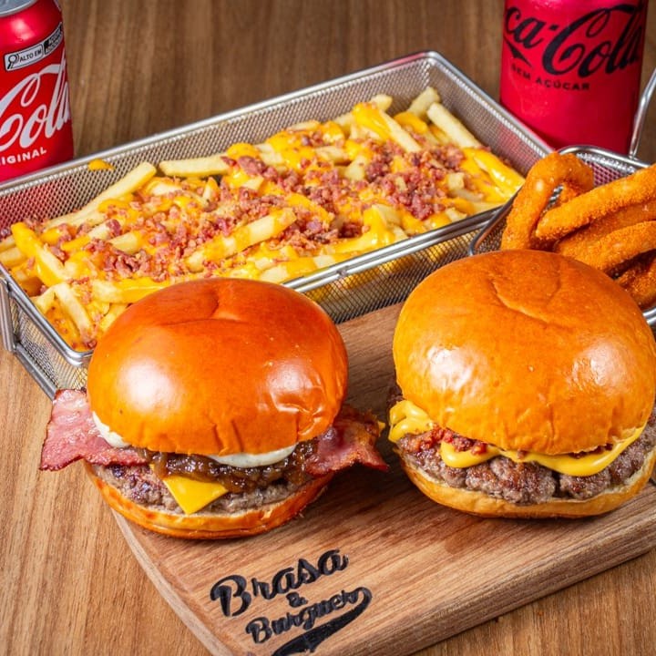 Nosso combo acompanha 2 hambúrgueres, batata especial com cheddar e bacon, duas bebidas e mais um acompanhamento a sua escolha.  Entre nas opções e monte da forma que desejar.