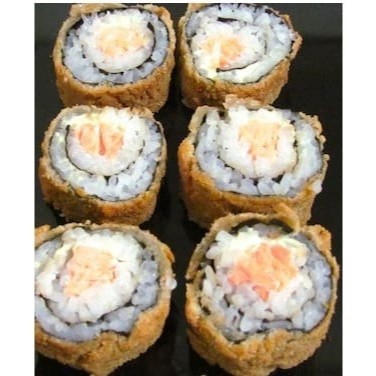 Hot salmão grelhado enrolado no nori com arroz, cream cheese e cebolinha