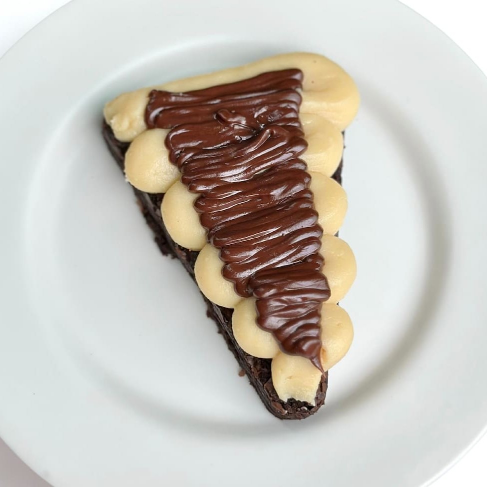 Com base do nosso Bendito Brownie recheada com brigadeiro de Ninho e finalizada com fios de Nutella!