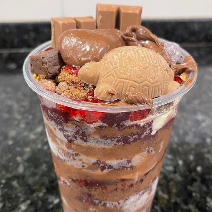 Copo de Açai 400ml, onde você monta o seu, do seu jeito. Bastante Cremoso e Gelado! Chegando bem rapidinho no conforto do seu lar. Podendo transformar ele em Gourmet, adicionando adicionáis como: Kitkat, Nutella, Ovomaltine, Tortuguita, Bis, Bombom Serenata entre outros.