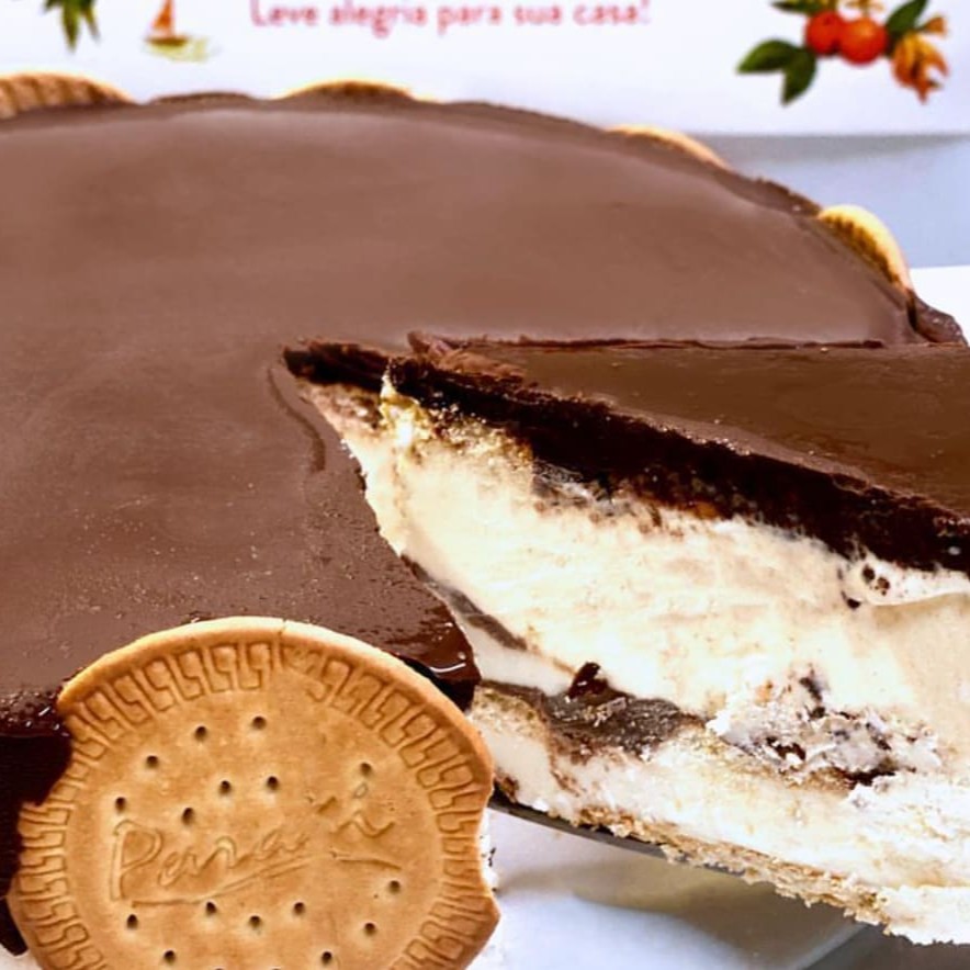 Torta de Sorvete sabor nata com calda de chocolate e biscoito tipo maisena. Contém glúten. Contém lactose.