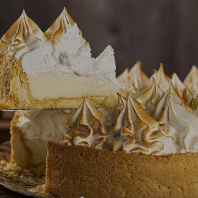 Experimente nossa incrível 'Torta de Limão com Casquinha'. Esta deliciosa sobremesa apresenta o equilíbrio perfeito entre o doce e o cítrico. A suculência do limão combinada à incrível textura da casquinha, cria uma experiência gastronômica inesquecível. Cada fatia dessa torta é um convite ao prazer dos sentidos, com um sabor que envolve e encanta. Ideal para finalizar sua refeição com um toque de sofisticação e sabor. Venha se deliciar com esta maravilha!