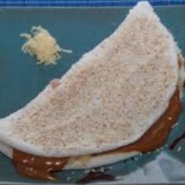 Deliciosa e irresistível, a nossa Tapioca de Doce de Leite é uma verdadeira tentação. Esta iguaria brasileira é cuidadosamente preparada com uma massa fina e suave, que envolve generosamente o recheio rico e cremoso de doce de leite. O resultado é uma combinação perfeita entre a textura leve e crocante da tapioca e a doçura intensa e envolvente do doce de leite. Um deleite para o paladar que promete satisfazer até os mais exigentes apreciadores de sobremesas. Prepare-se para se render a esta experiência gastronômica apaixonante!