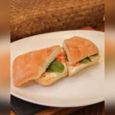 Ciabatta, salmão defumado, cream cheese e rúcula.