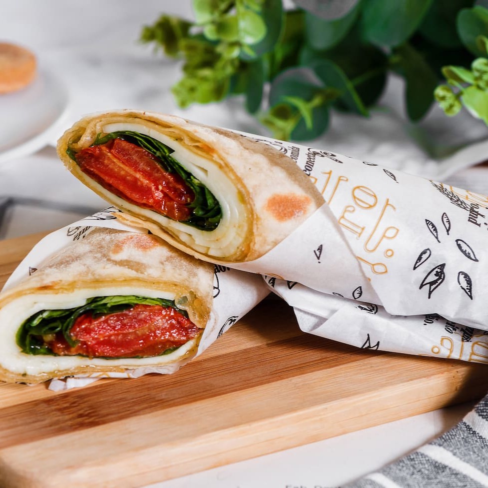 Vegetariano. Tomate confitado na casa, mussarela de búfala, rúcula e molho especial