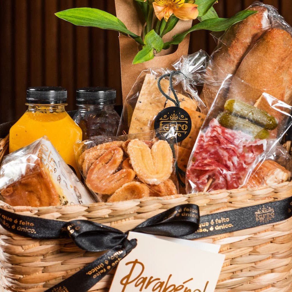 1 Cesta palha, 1 Cartão, 1 Baguete, 1 Espeto de salaminho com picles, 1 Queijo Canastra 100g, 1 Mel em potinho, 1 Geleia em potinho, 2 Mate carioca, 1 Bolo simples, 1 Mini palmier, 1 Croque monsieur (pré assado), 1 Tartelete de caramelo, 1 Croissant amêndoas, 1 Craker levain p
