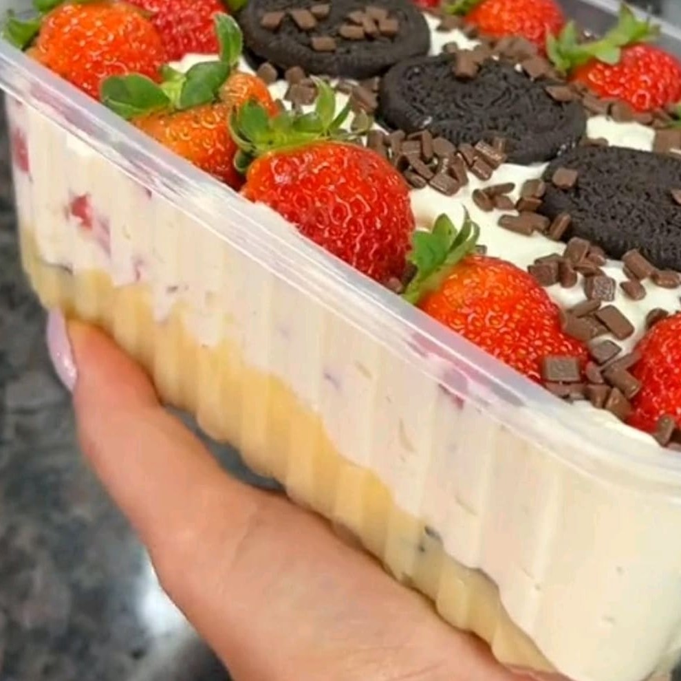 Brigadeiro branco com pedaços de biscoito Oreo, chantyninho morango picados e de enfeite morango e biscoito Oreo