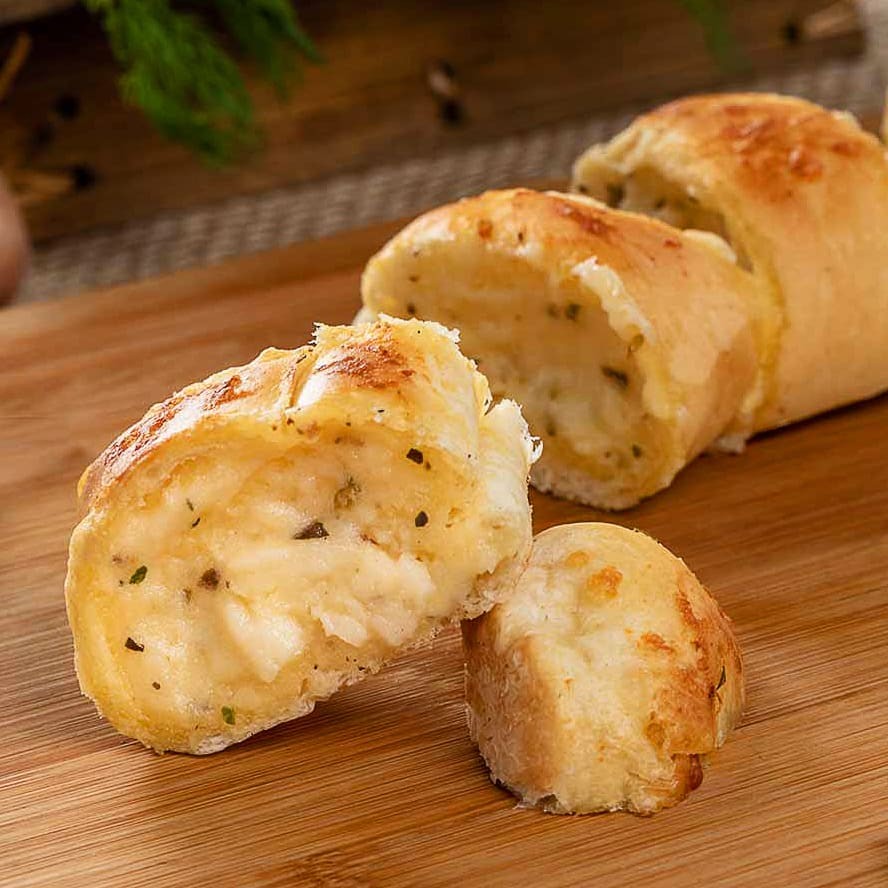 Pão Artesanal com pasta de alho do stadium e queijo parmesão.