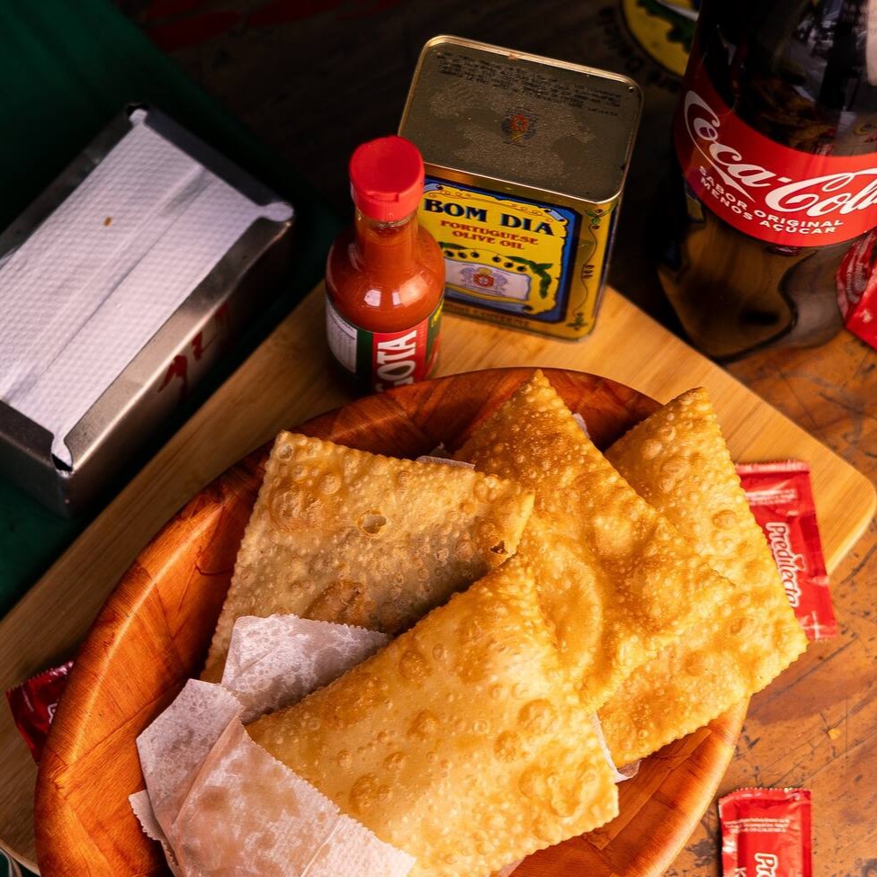 Se você e sua companhia estão prestes a maratonar aquela série ou assistir seu filme favorito, esse é o Combo perfeito para vocês! Leve agora:  02 Pastéis Tradicionais 19cm a sua escolha 02  Pastéis de Chocolate 19cm cada 01 Guaraná Antarctica 1,5l bem geladinha  Lembrete Importante: Se você tem uma dica de série ou filme na Netflix, compartilhe com a gente na avaliação. Vamos ficar felizes em ver sua dica por lá!