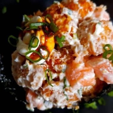 Cone de alga recheado com arroz, salmão, atum, peixe branco, gergelim e cebolinha.