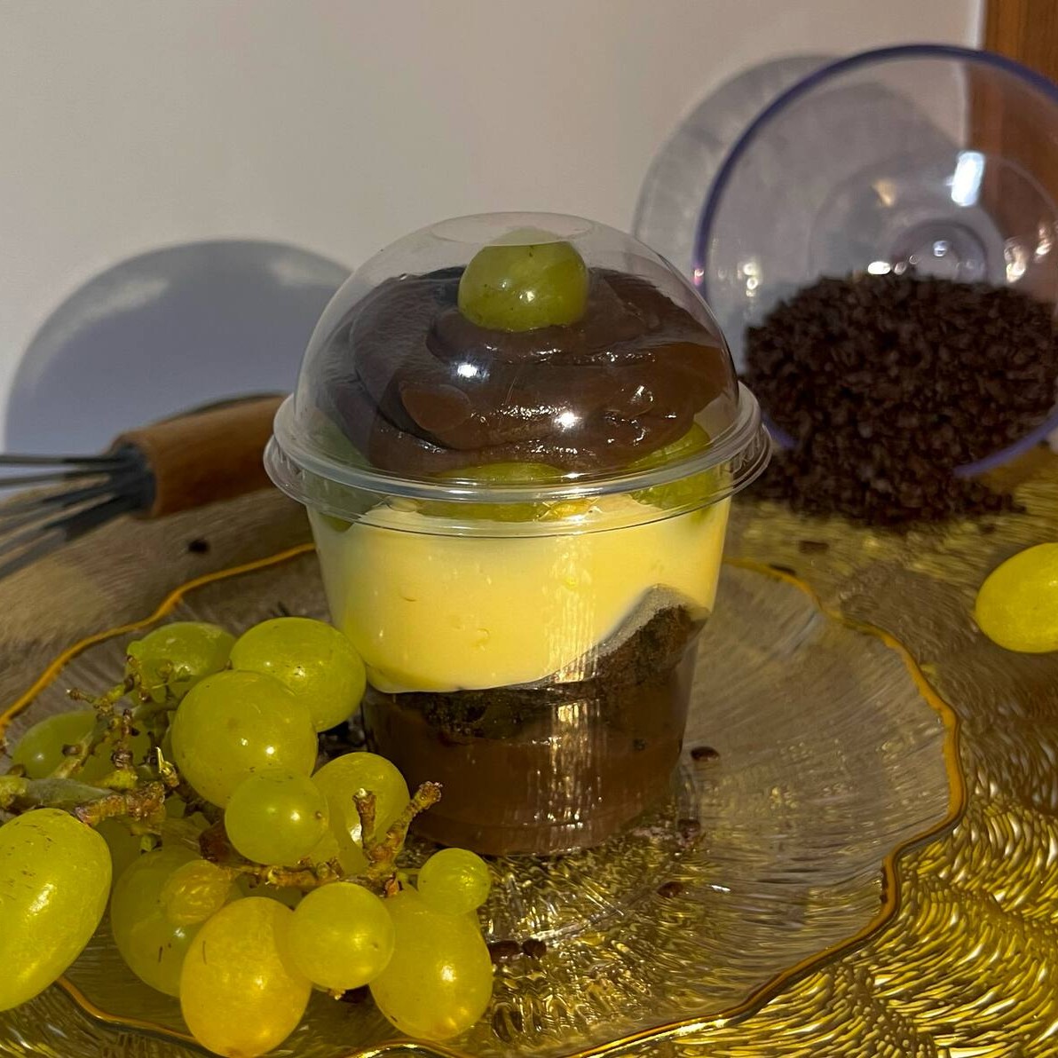Camadas de brigadeiro com pedaços de brownie, brigadeiro de Ninho e uvas frescas.