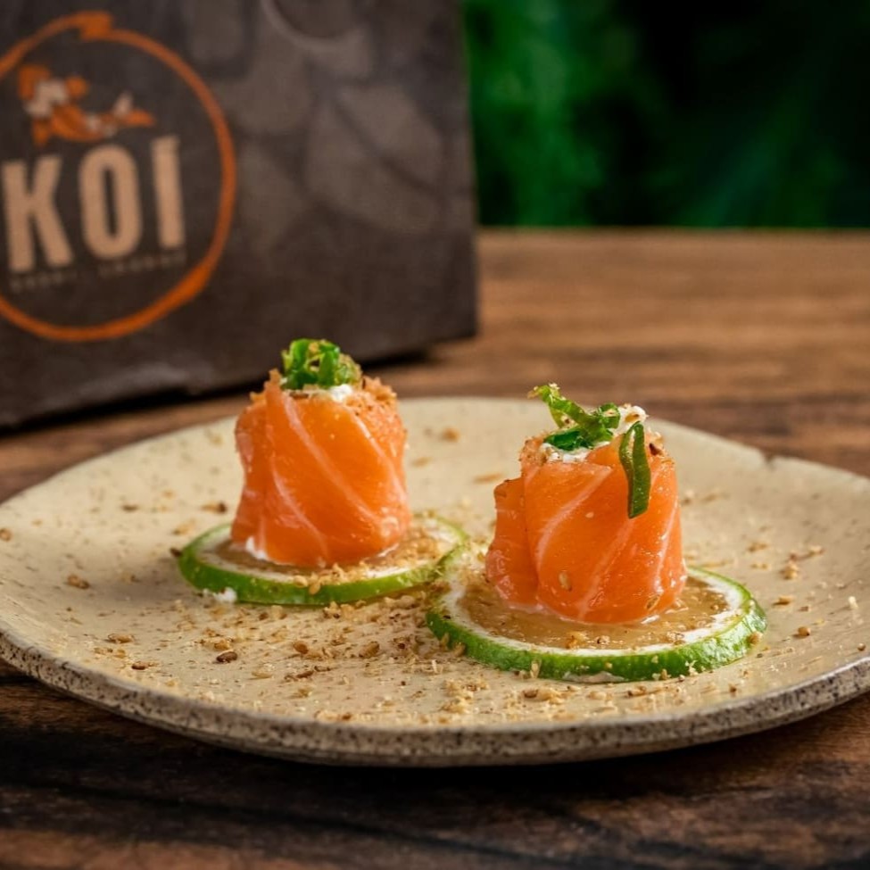 Enrolado de salmão por fora, cream cheese e cebolinha    ----------tags------------- Sushi/japa/culinária japonesa/sushi em casa / promoções/makimonos/Philadelphia/filadélfia/hot filadélfia/ hot Philadelphia/sunomono/entre grátis/combinados/Carpaccio/cevite/sashimi de salmão/sushi por 1 real / promoção de hot/temaki/yakissoba