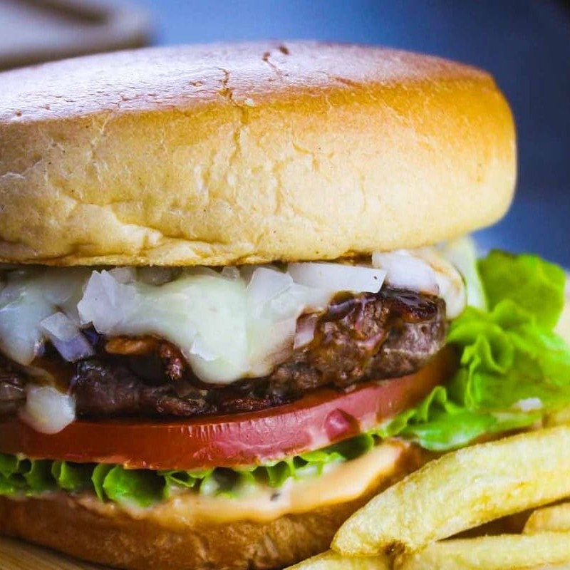 Pão de Brioche, 130g de Blend da Maju, molho Barbeceu, muçarela, cebola, alface, tomate e molho especial.