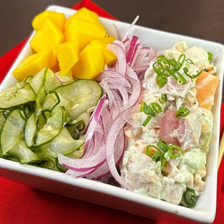 Base De Arroz Japonês + Misto De Peixes (Salmão, Atum E Peixe Branco) Massaricados Acompanhados De Sunomono, Manga, Cebola Roxa + Deliciosa Maionese Xom Wassabi.