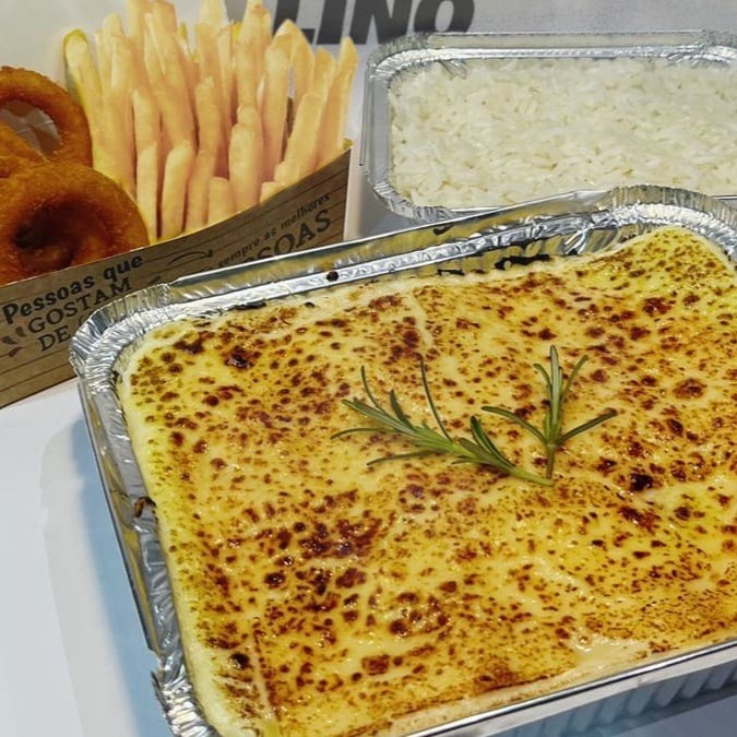 Deliciosa lasanha ao molho branco, com uma explosão de queijo. Acompanha arroz e fritas. *Imagem ilustrativa*