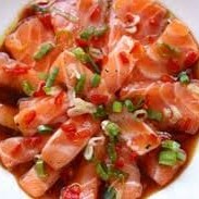 Salmão em cubos, cebola roxa, pimenta dedo de moça, coentro, (pimentão verde, amarelo, vermelho) além de temperos especias.