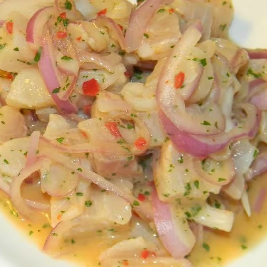 Salmão e peixe branco em cubos, marinados no limão, cebola roxa e finalizado com cebolinha.

Cubos de salmão e peixe branco marinados no limão fresco, combinados com cebola roxa e finalizados com cebolinha picada. O ceviche traz uma mistura perfeita de sabores cítricos, frescor e leveza, resultando em uma entrada refrescante e vibrante, que desperta o apetite e harmoniza com qualquer prato oriental.