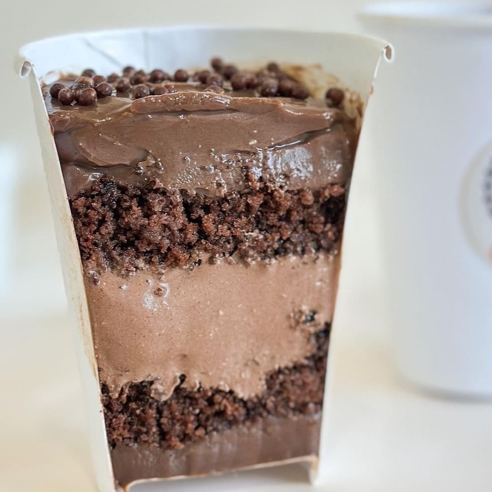 Feita pra quem ama chocolate em todas as formas! Massa fofinha de chocolate, mousse leve e um irresistível creme belga de chocolate. Uma torta no pote que conquista no primeiro toque da colher. Preparado pra se apaixonar?