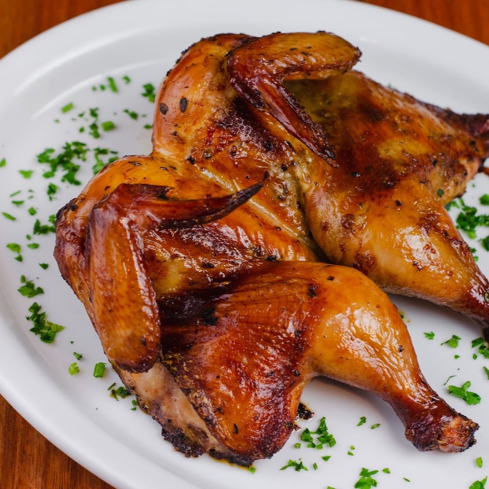 Acompanha arroz branco, farofa de ovos, batata frita e molho à campanha