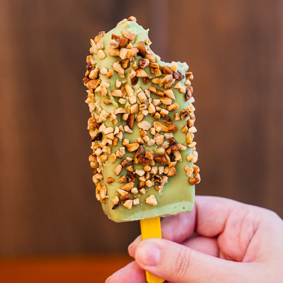 Nosso picolé de pistache gourmet, é banhado num delicioso creme de pistache e empanado em castanhas de caju fresquinhas.