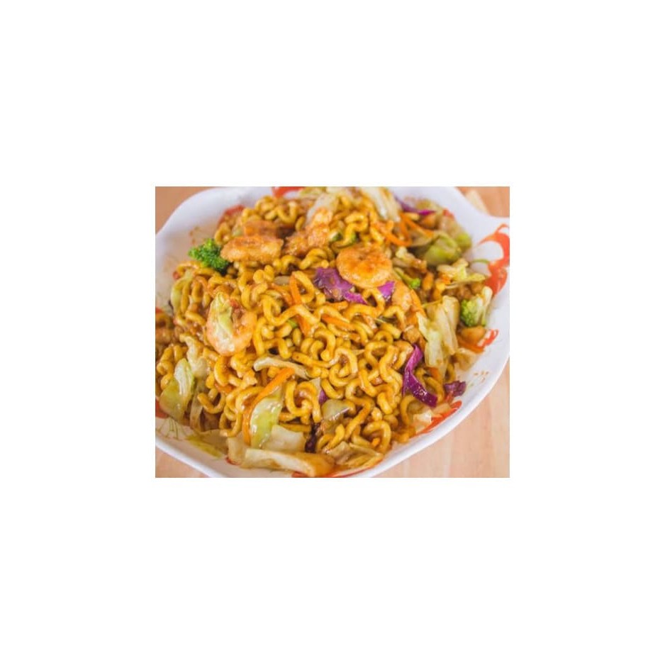 Espaguete intantâneo com repolho branco, roxo ,cenoura, brócolis,e molho especial da casa e camarão.