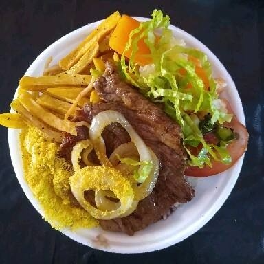 Arroz,feijão, macarrão,batata frita,farofa e salada( alface e tomate )