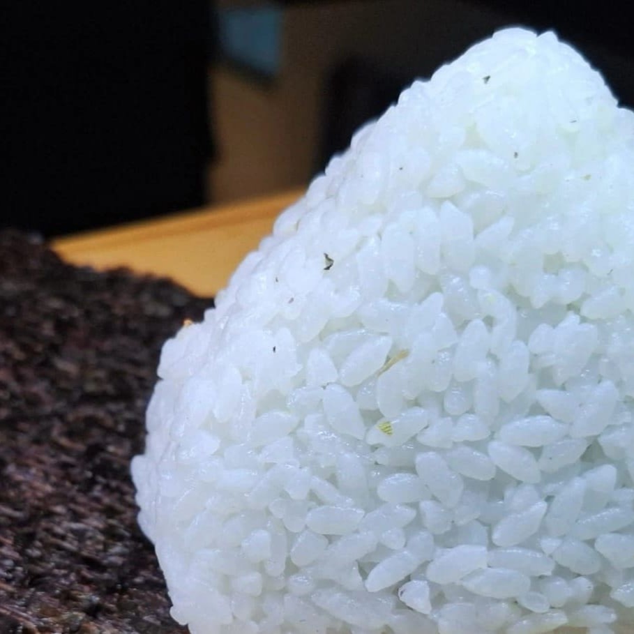 O oniguiri é um bolinho japonês de arroz , geralmente moldado em forma triangular ou ovalada,  com  uma folha de alga marinha nori para facilitar o consumo com as mãos.  recheado com salmão