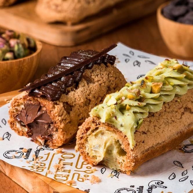 Massa choux super recheada. Nas opções Pistache ou Chocolate Meio amargo.