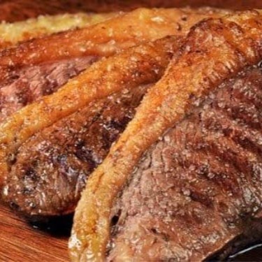 A queridinha do Brasil é conhecida por sua maciez e sabor inigualáveis, consequência da gordura que acompanha a carne.   1 acompanhamento à escolher (prato individual robusto pra quem quer comer bem)