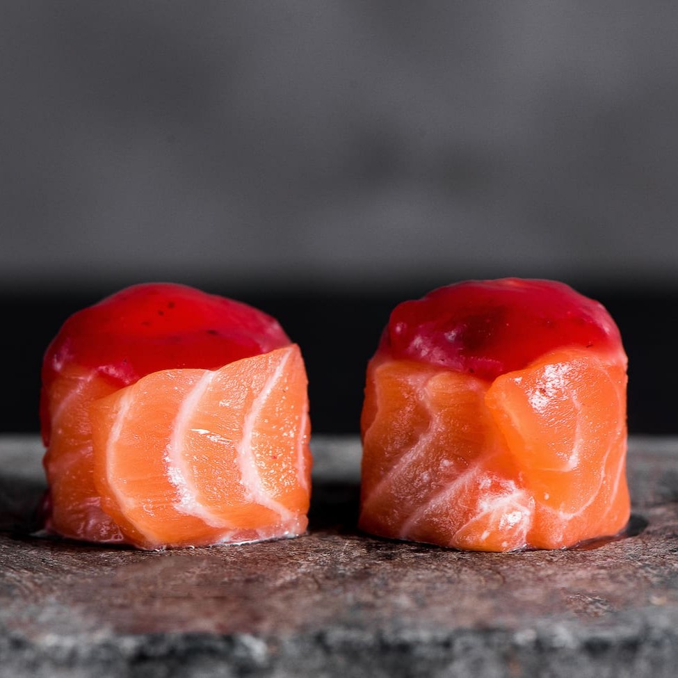 Lâmina de salmão recheado com cream cheese, finalizado com geleia artezanal de morango.