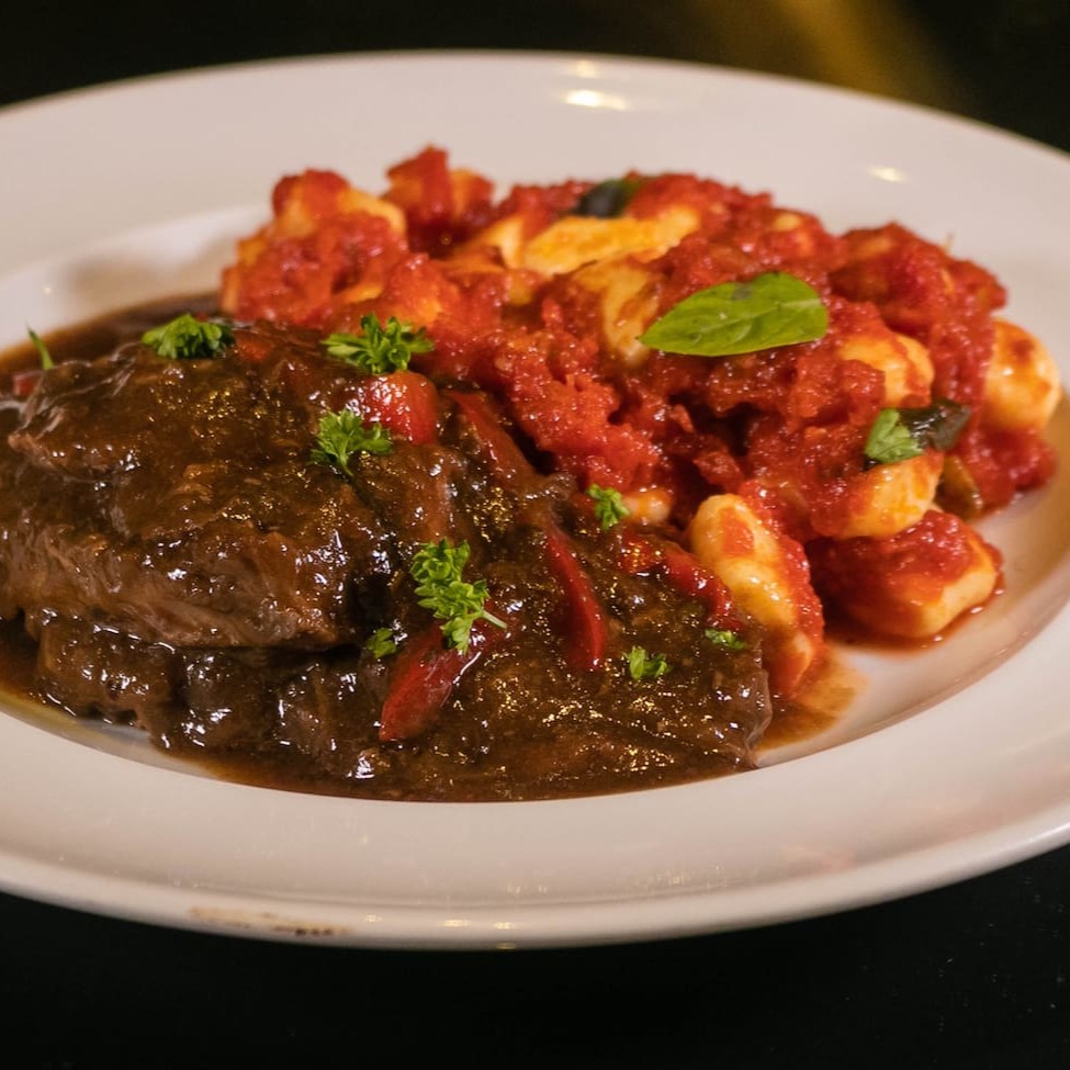 Pratos principais - Nhoque ao molho com carne assada - Nhoque servidos com um rico molho de tomate e pedaços suculentos de carne assada, proporcionando uma refeição reconfortante e saborosa. - Foto meramente ilustrativa.