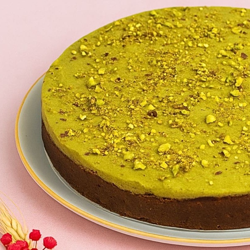 Sabor intenso em cada pedacinho do Céu Na boca. Essa delicia serve até 10 pedaços grandes. Possui base de chocolate, cheesecake cremoso de pistache e ganachede chocolate branco com pistache. Essa maravilha é finalizada com pedacinhos crocantes de pistache